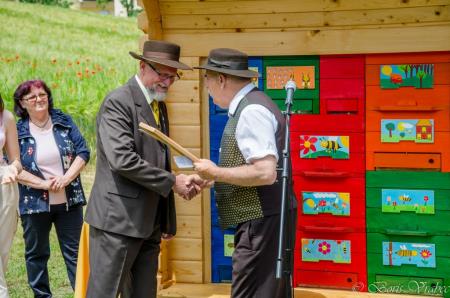 Tone Krivec je čebelar, ki skrbi za čebelarski krožek na OŠ Antona Aškerca, pomaga mu mentorica Dušanka Klančar